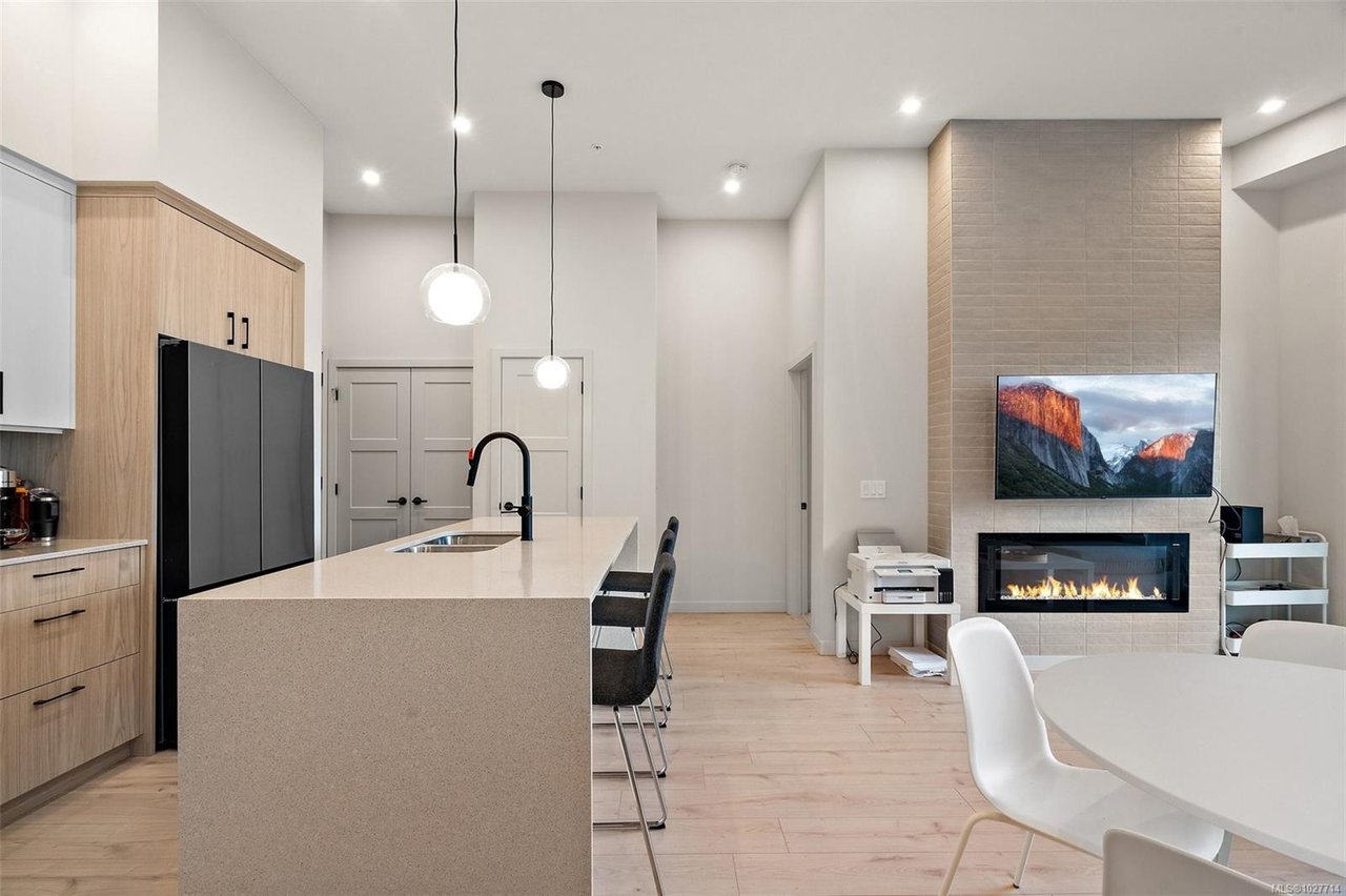 606-947 WhirlaWy Cres