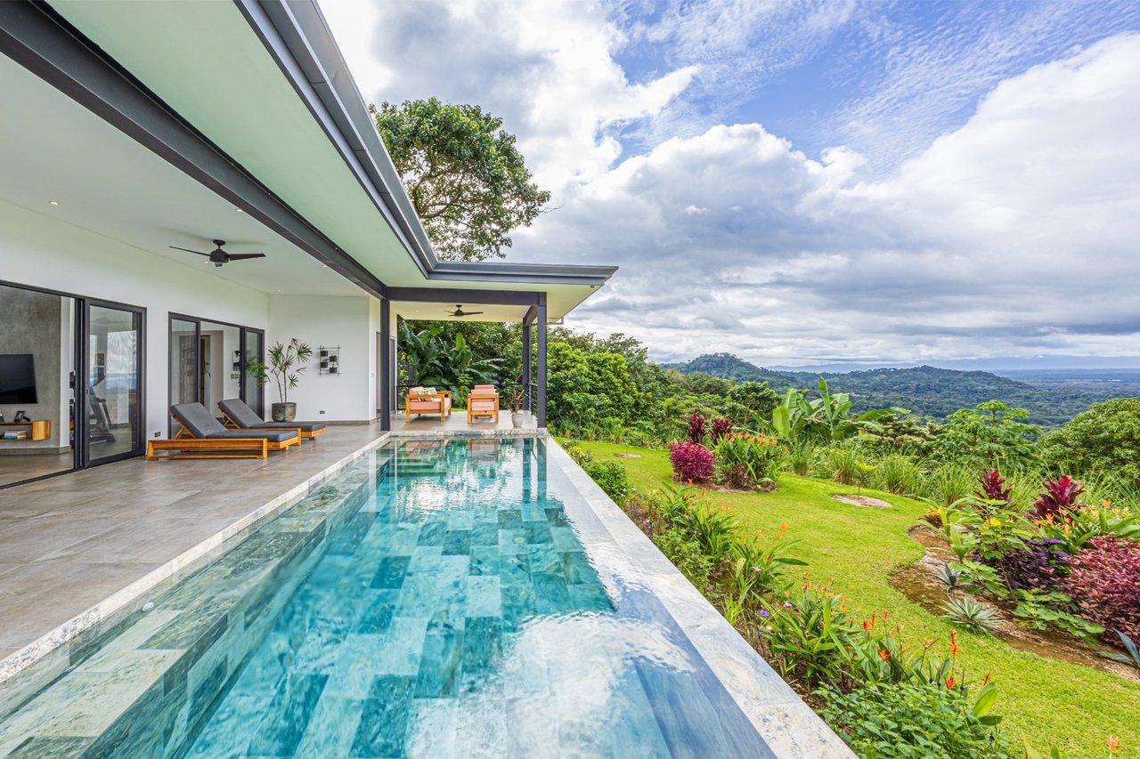 Solar Powered Infinity Pool Home, Ojochal, Puntarenas