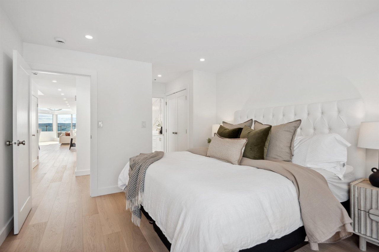 207-2433 Bellevue Ave