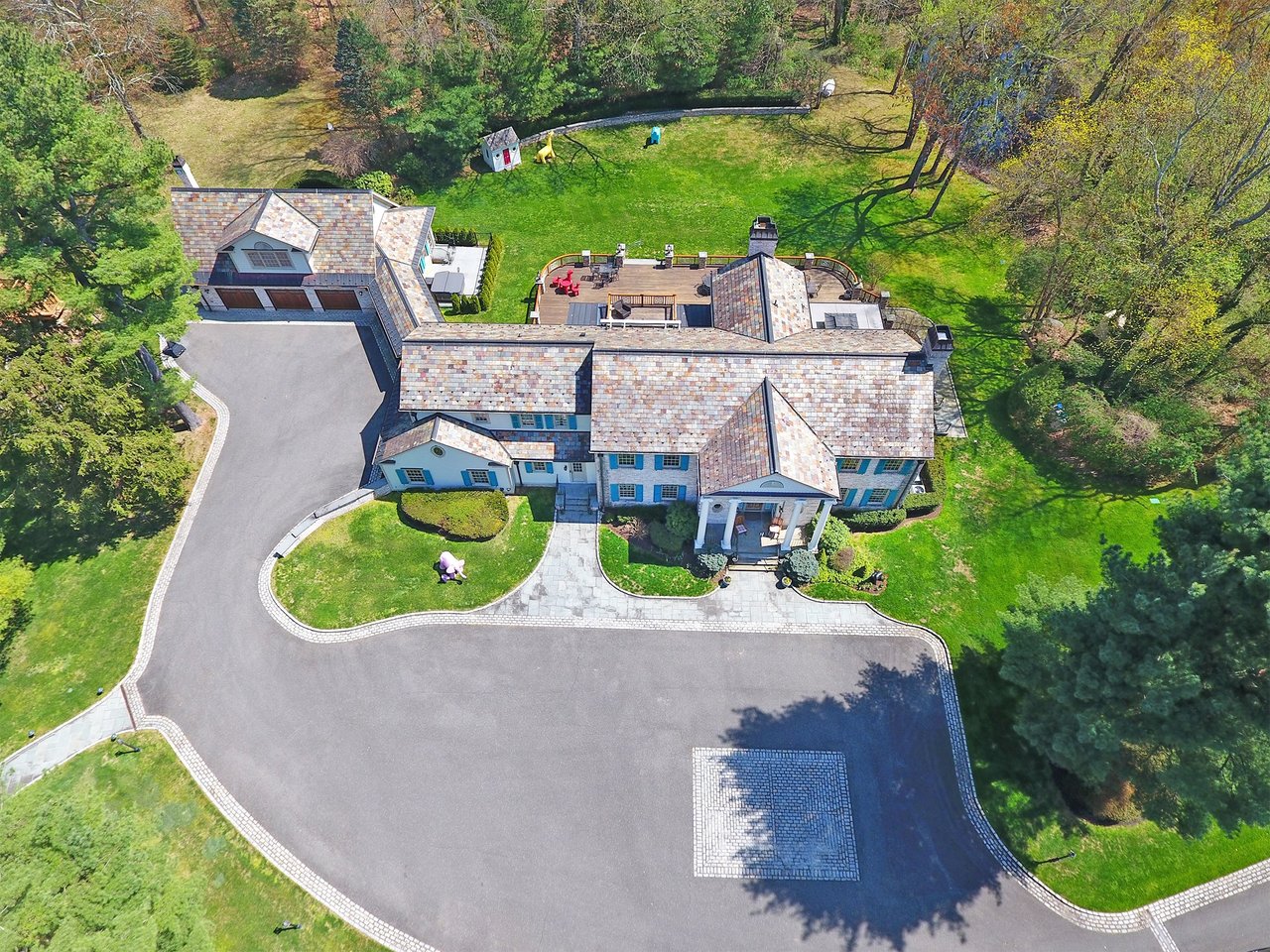 Villa Gorilla, 10 Stoddart Court, Locust Valley, NY 11560