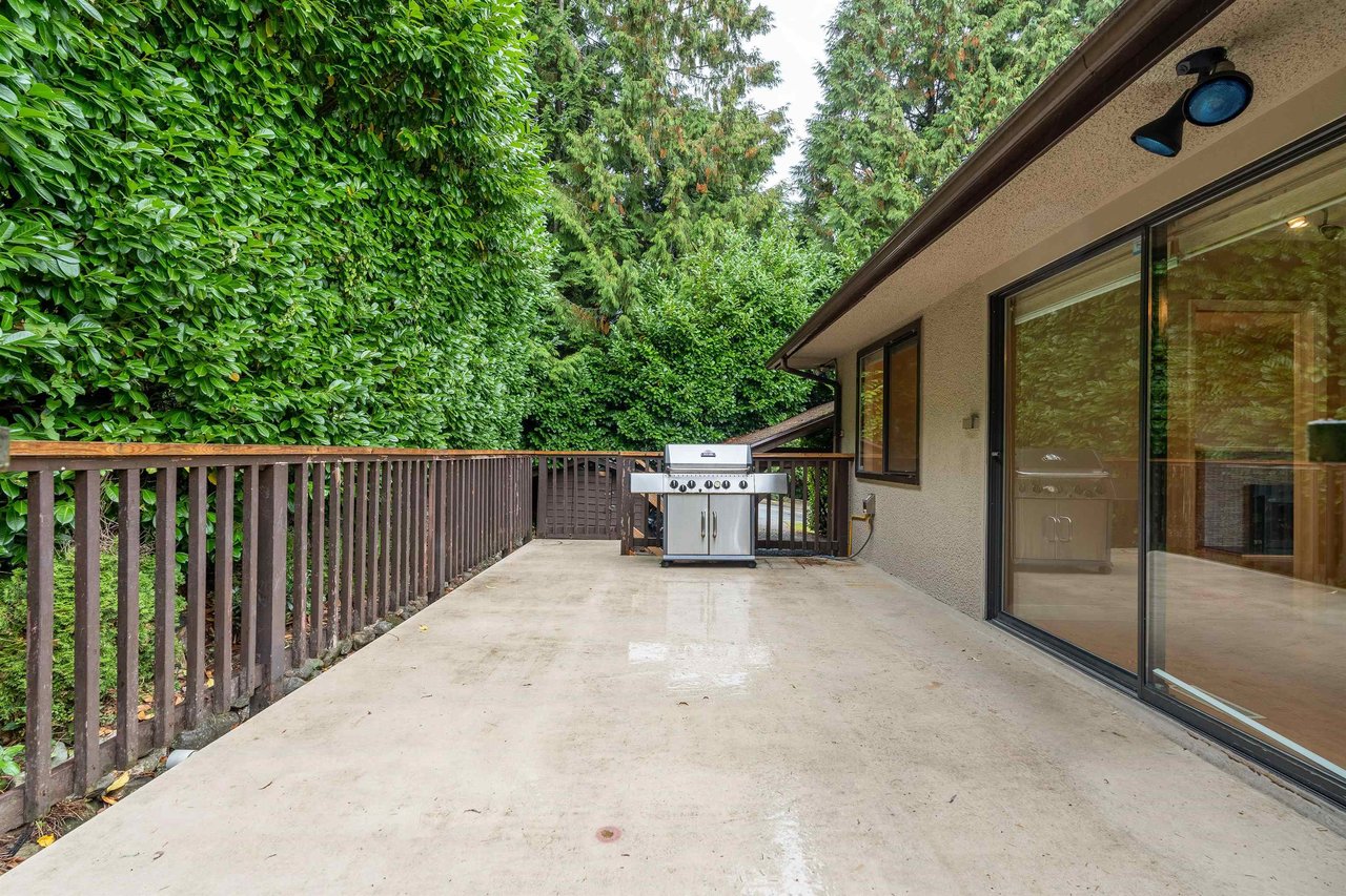 993 Friar Cres
