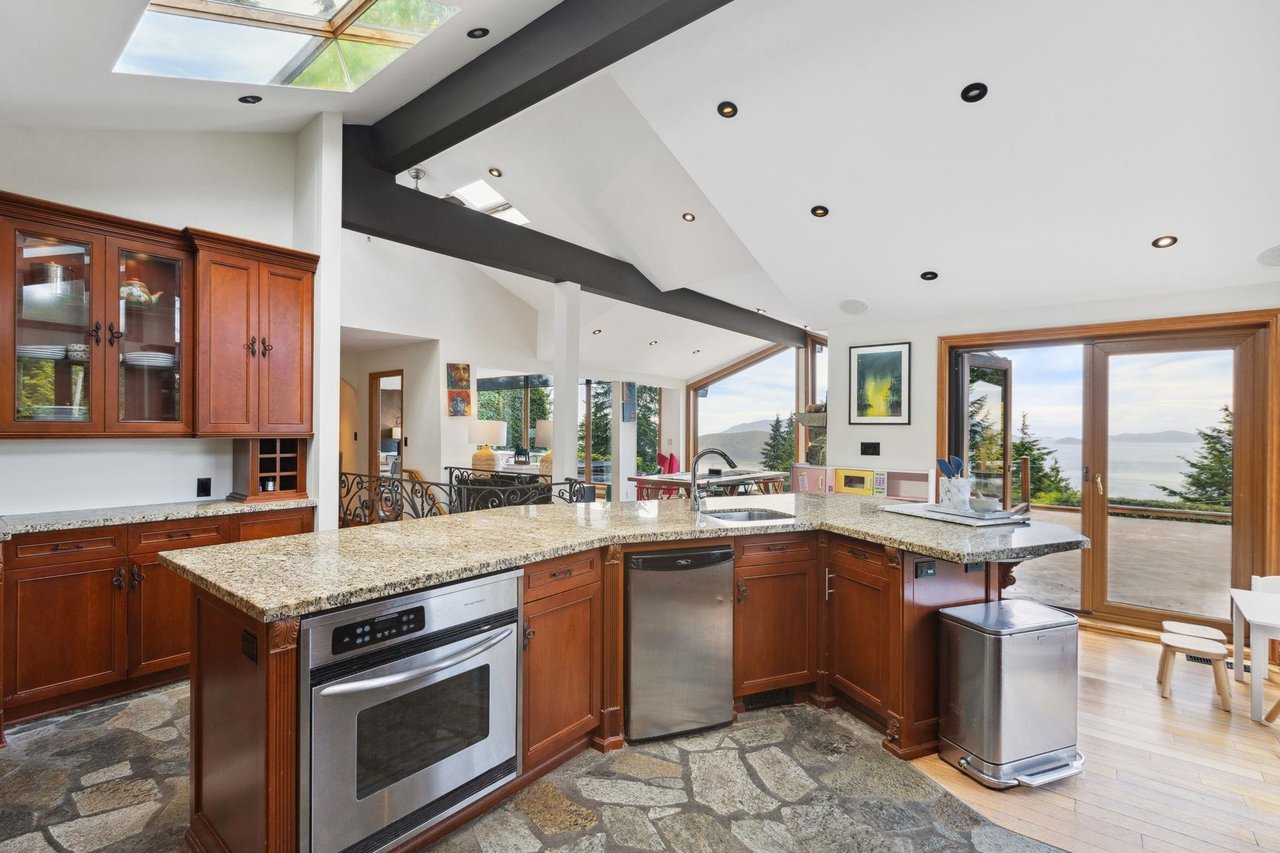 425 Mountain Dr
