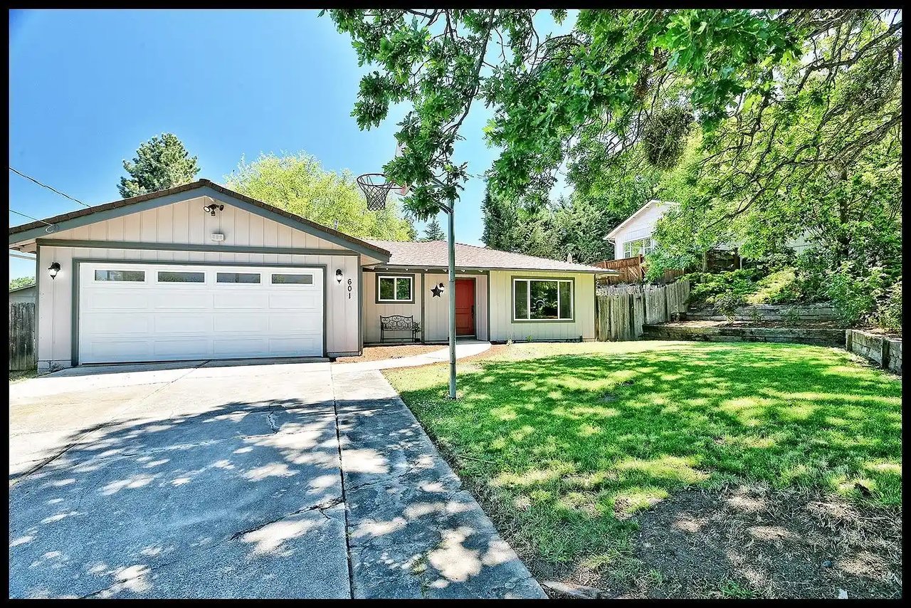 601 S Rose St, Phoenix, OR 97535