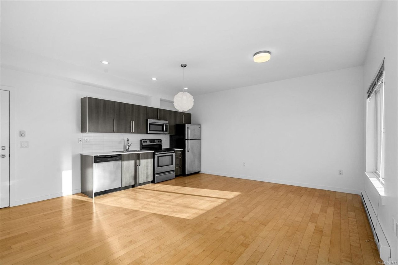 303-4050 Douglas St
