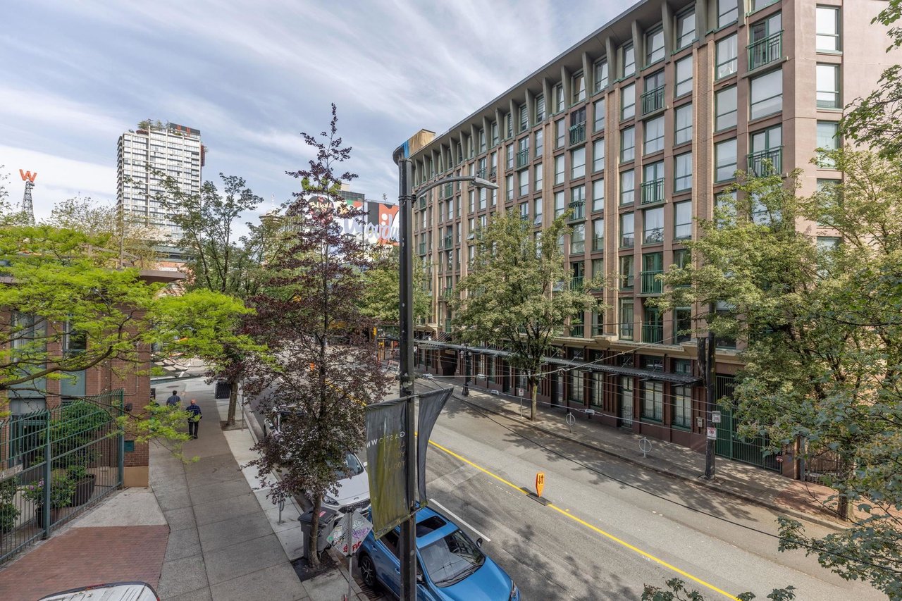 208-22 E Cordova St