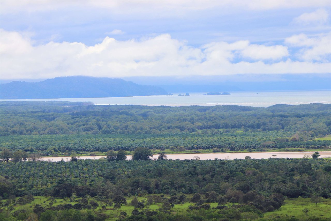 9 acres property with 360 panoramic views and 80m highway frontage