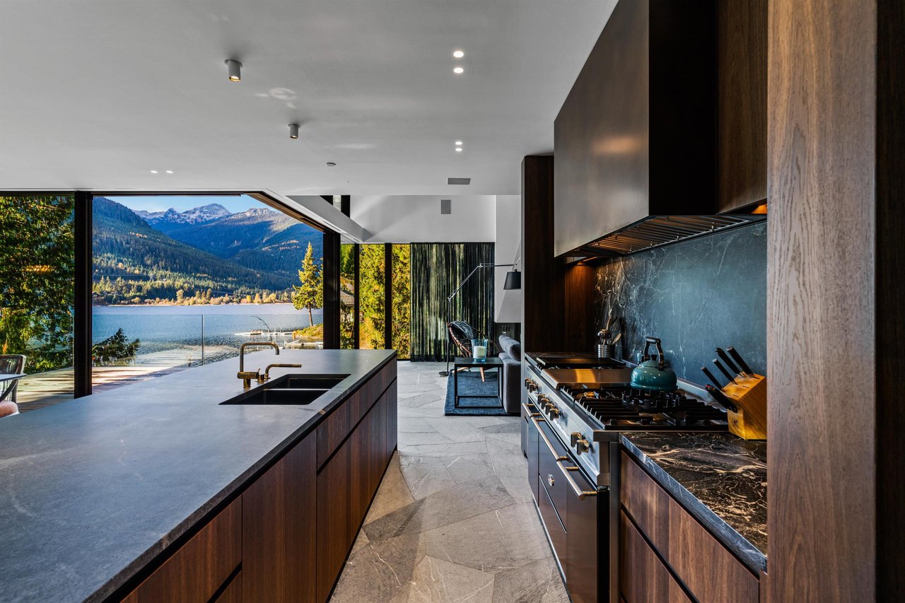 3296 Archibald Wy