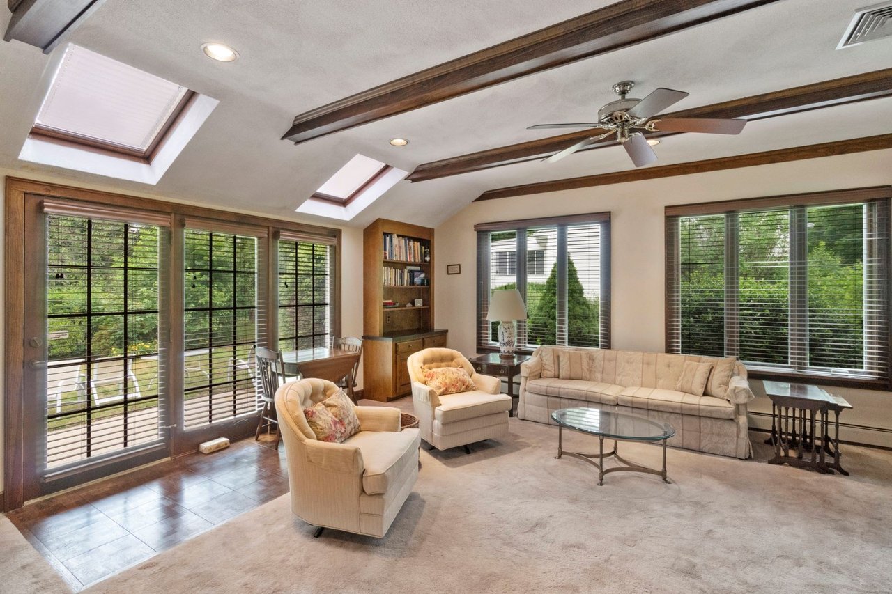 41 Lawrence Ln