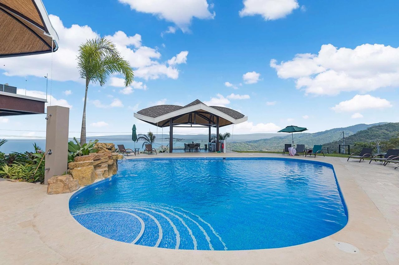 Luxury Oceanview Corner Penthouse, Jaco, Puntarenas