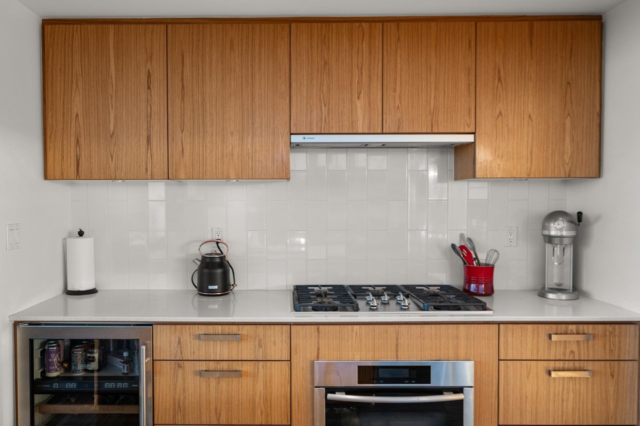 902-1675 W 8th Ave
