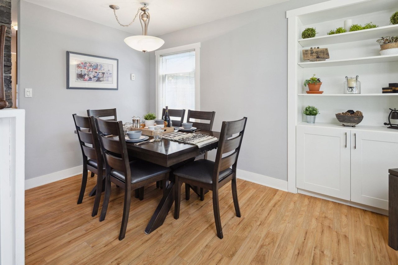 1384 Fernwood Cres