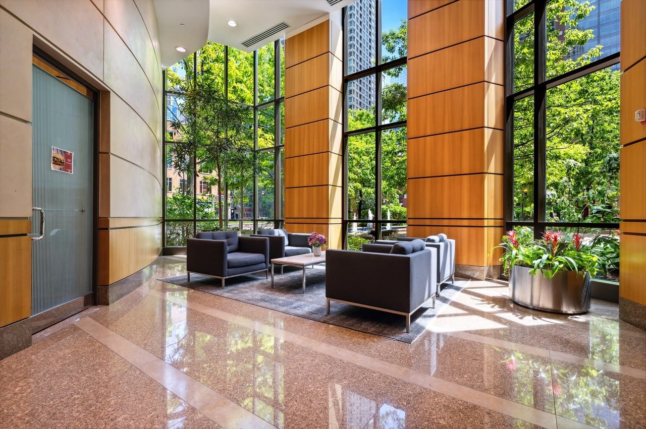 Picture of 400 N LaSalle amenities - lobby view 