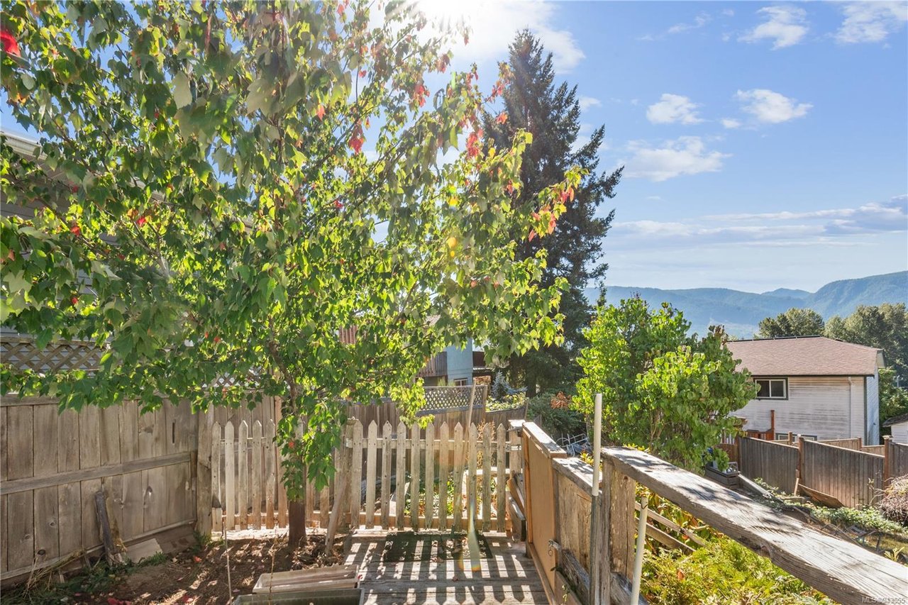 305 Lake Park Rd, Lake Cowichan