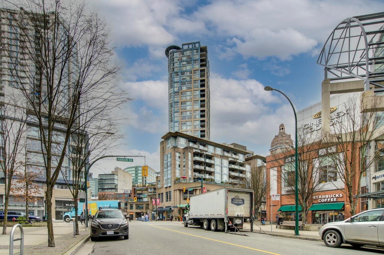 1302-183 Keefer Pl