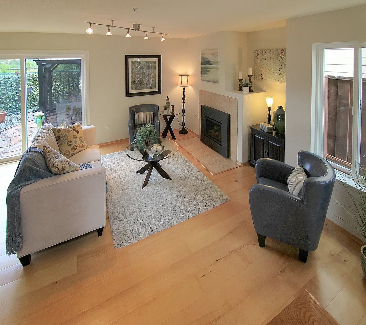 905 Coast Range Dr