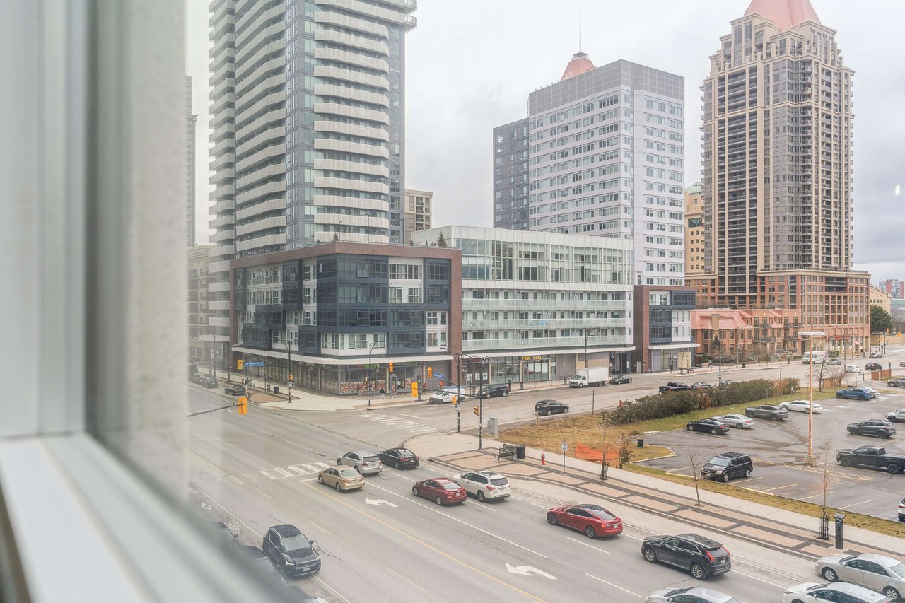 Bright & Spacious Condo In The Heart Of Downtown Mississauga