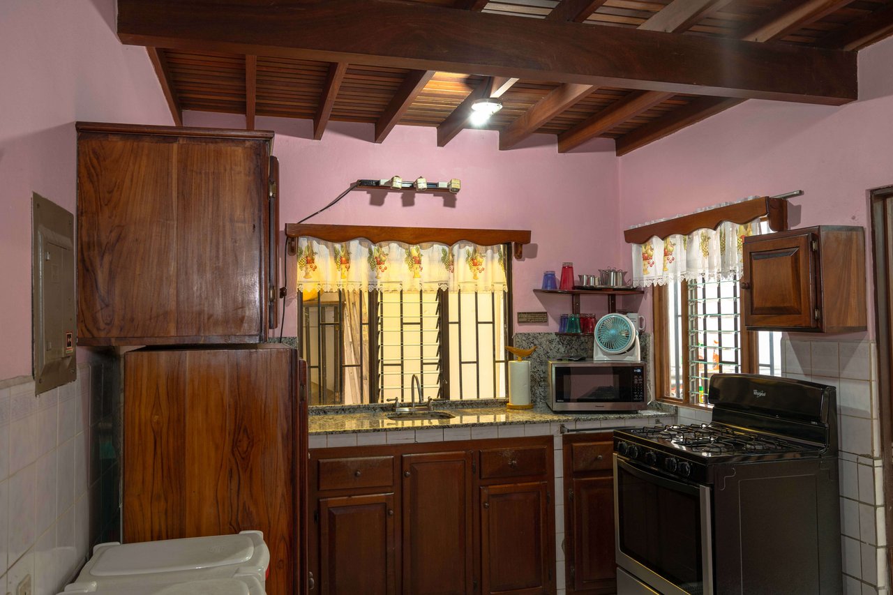 2-Story 4-Bedroom Quepos home, great location!