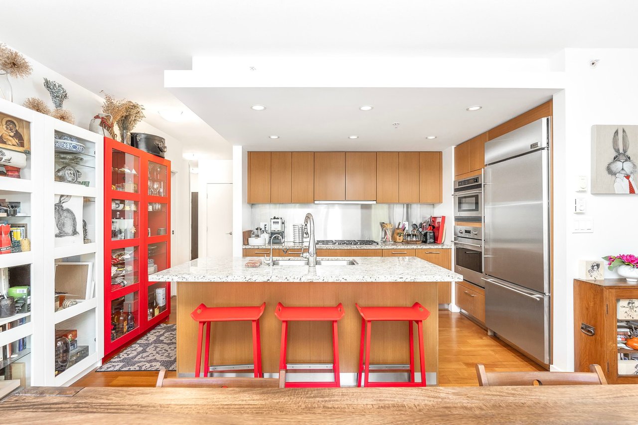 210-5989 Iona Dr