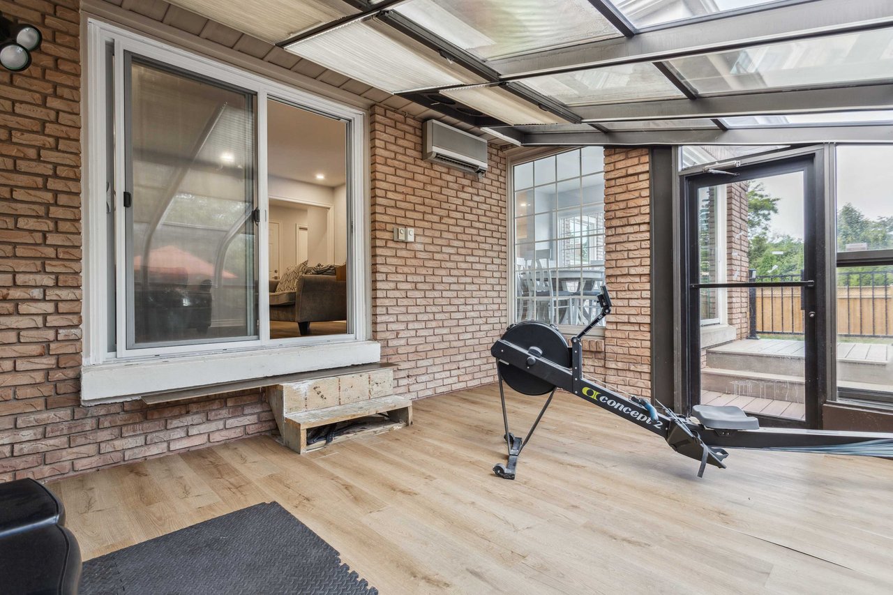 Immaculate Glen Abbey home for lease!