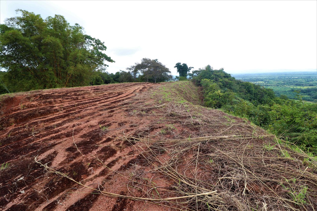 9 acres property with 360 panoramic views and 80m highway frontage