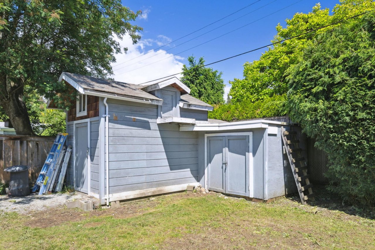 1384 Fernwood Cres