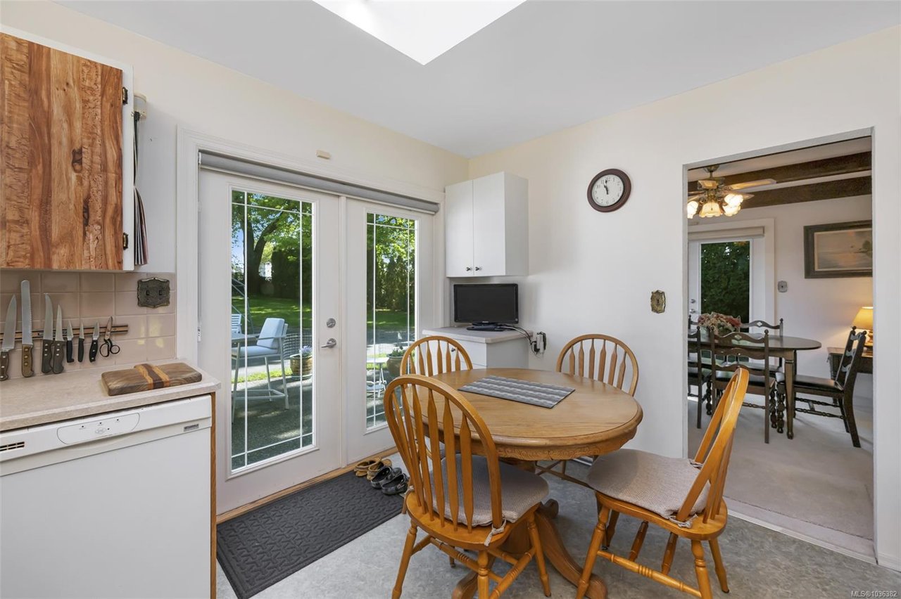 989 Abbey Rd, Saanich