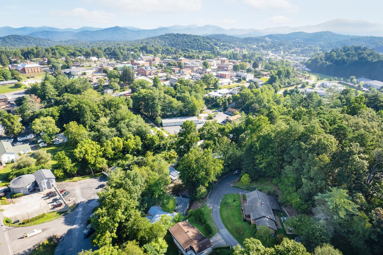 Picture of a typical western north carolina town