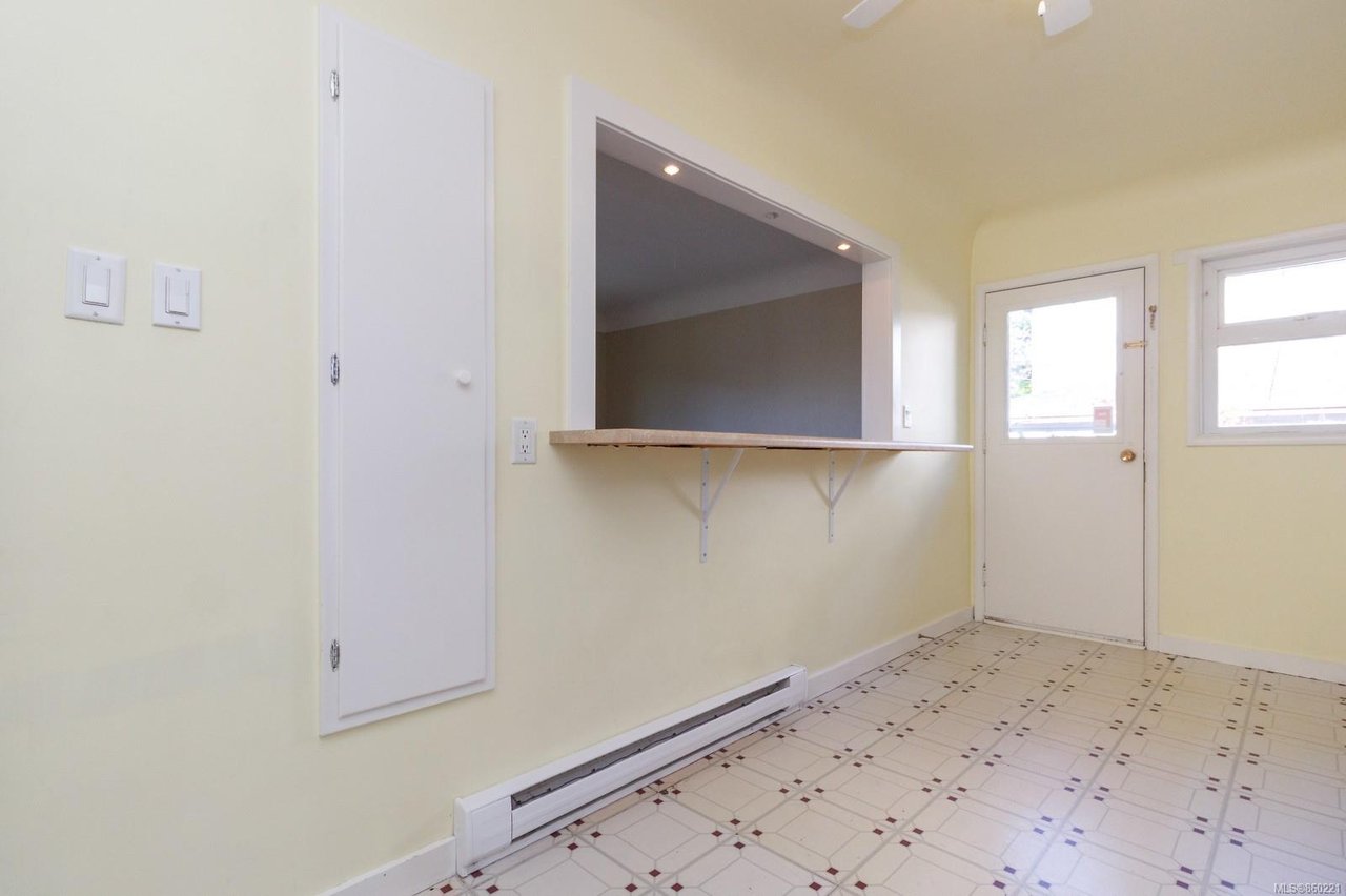 872 Old Esquimalt Rd