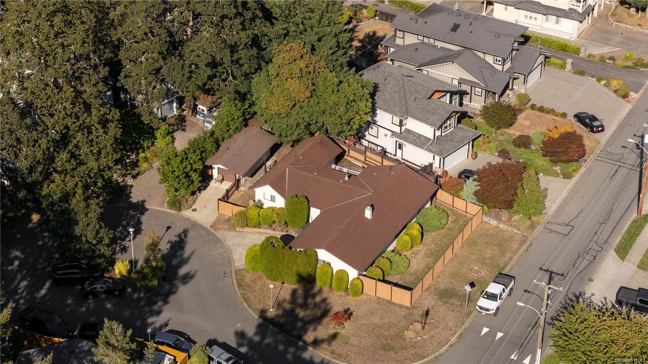 4101 Scoones Pl, Saanich