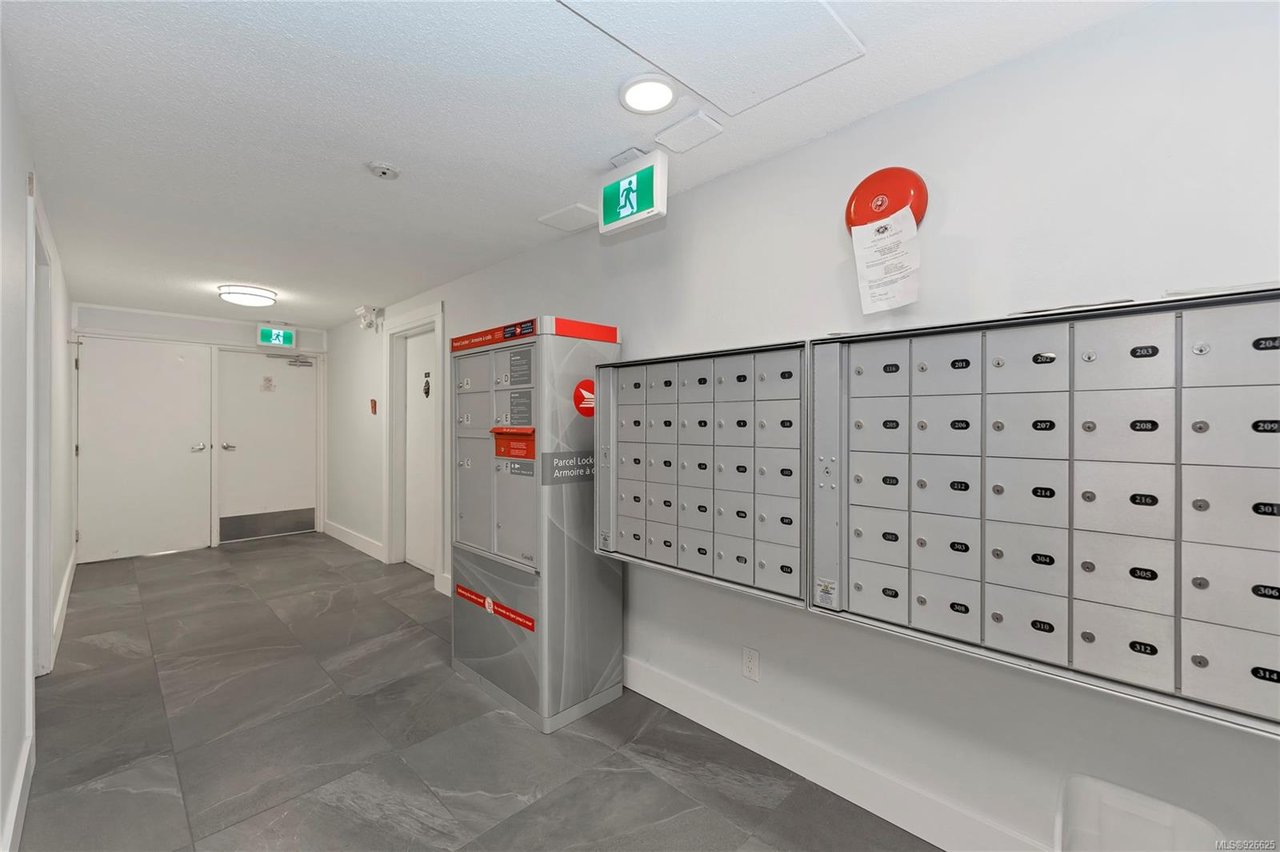 204-848 Esquimalt Rd