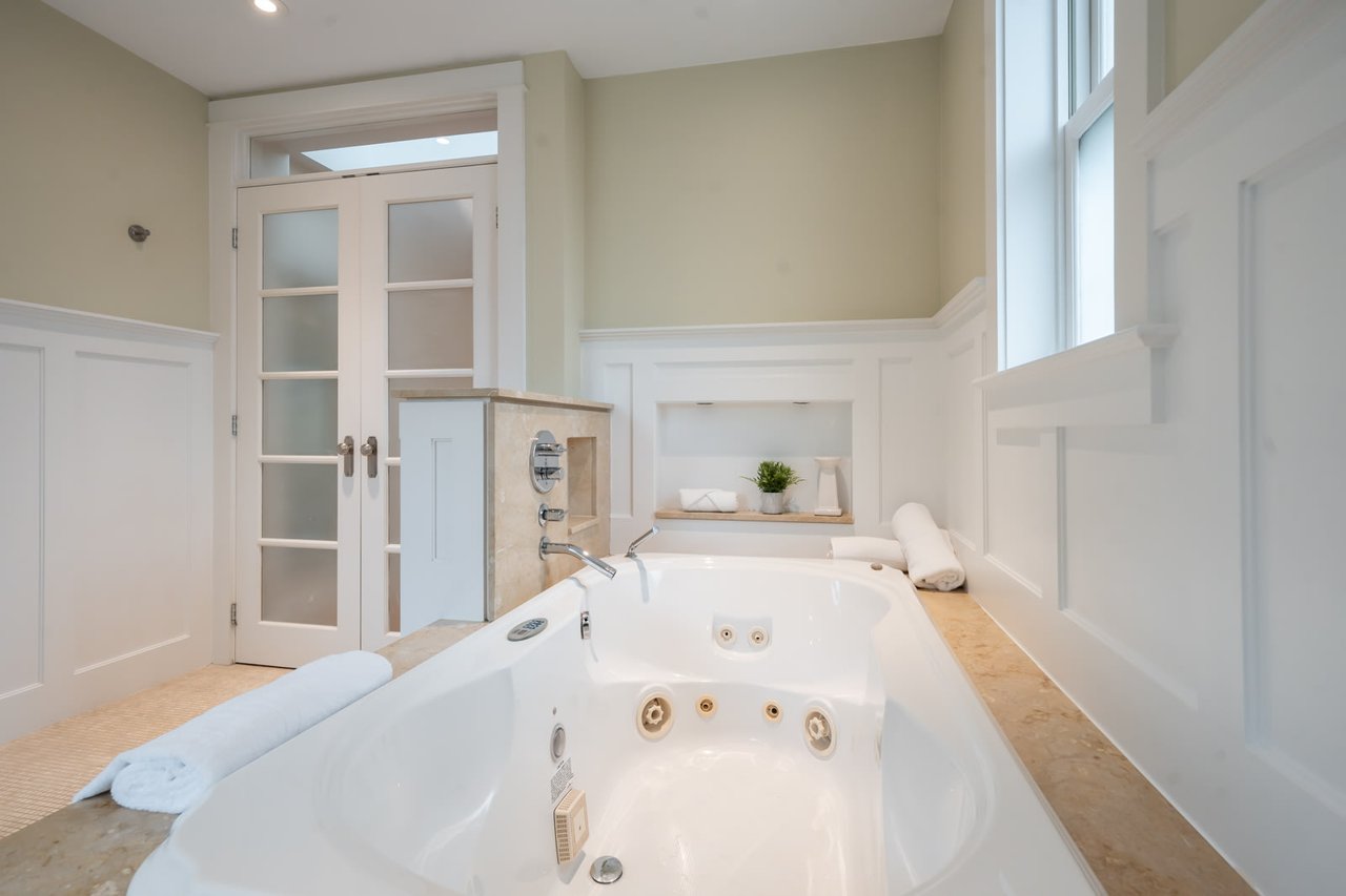 223 Indian Rd Cres