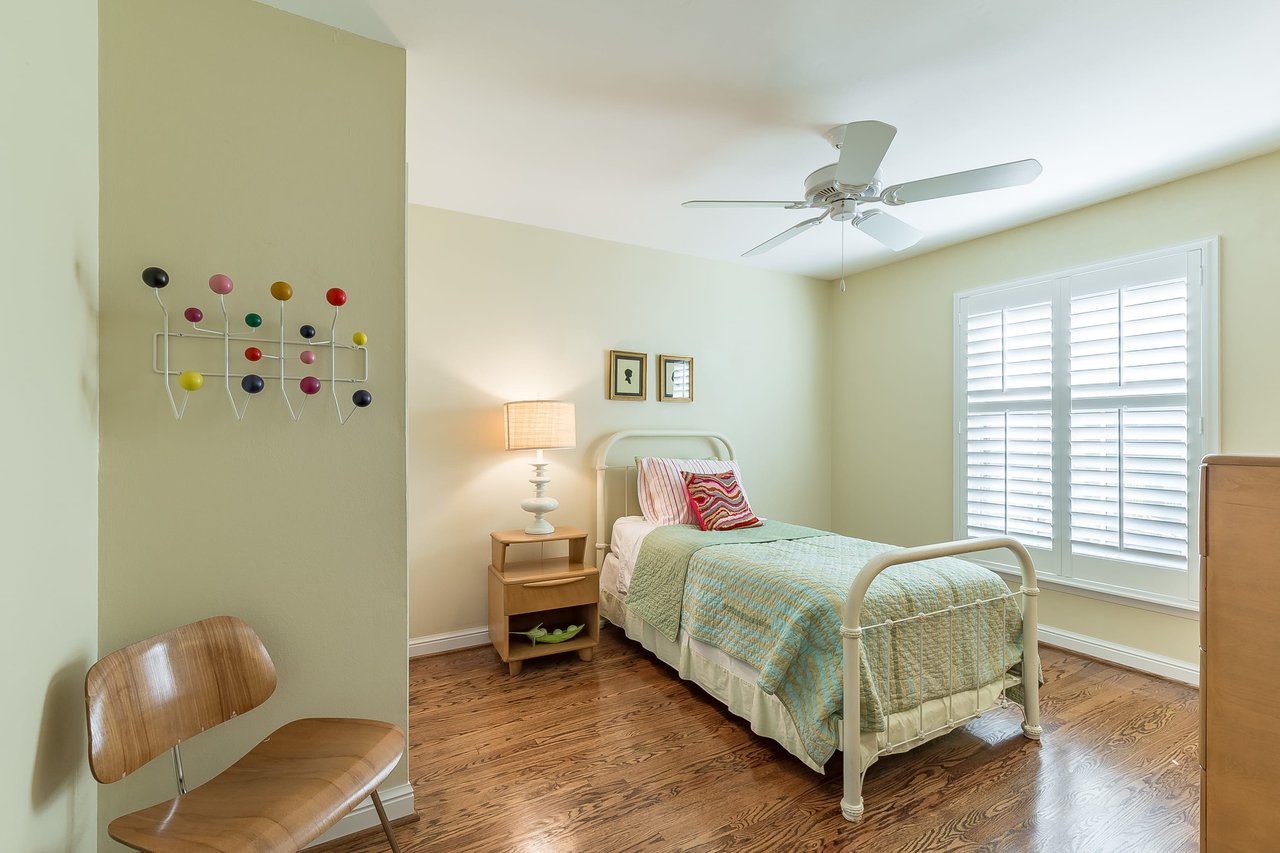 Darling 1.5 Story Home in Crystal Lake Park