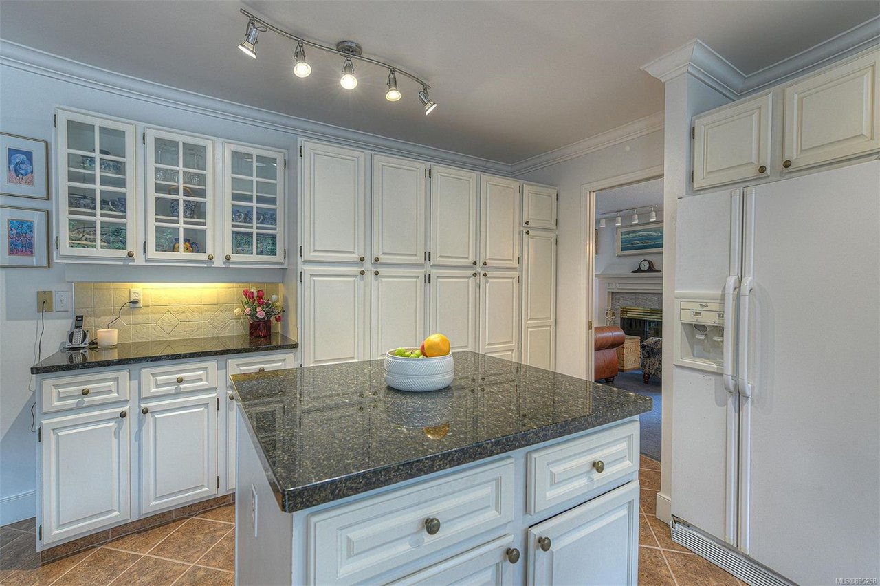751 Helvetia Cres