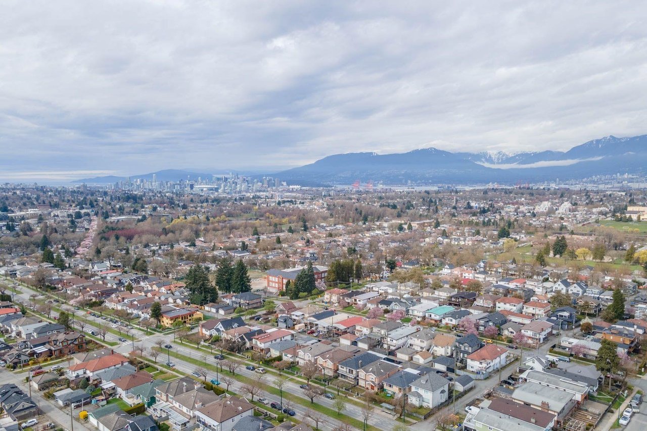 3896 Slocan St