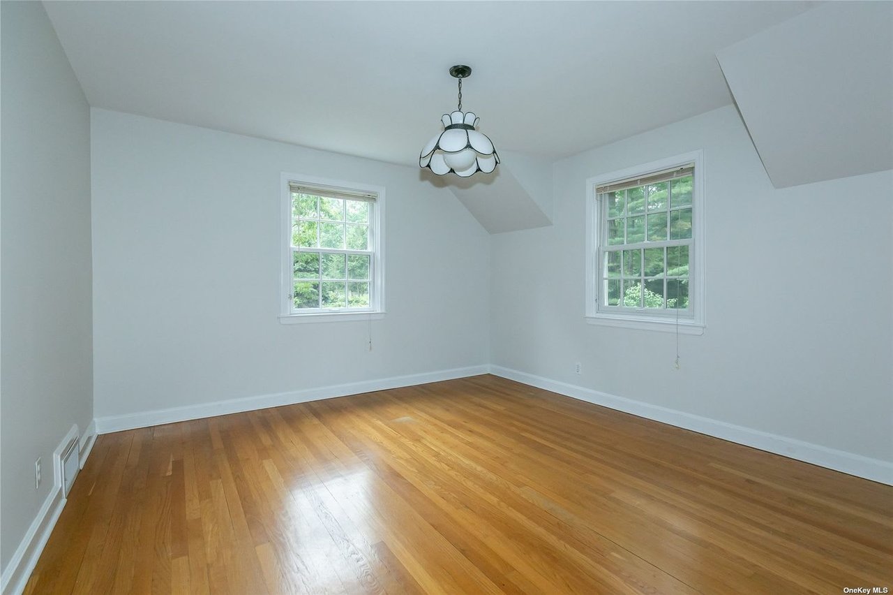 30 Colonial Dr, Huntington