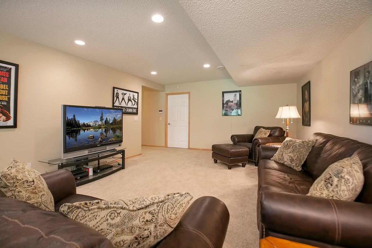 Gorgeous End-Unit Townhome!