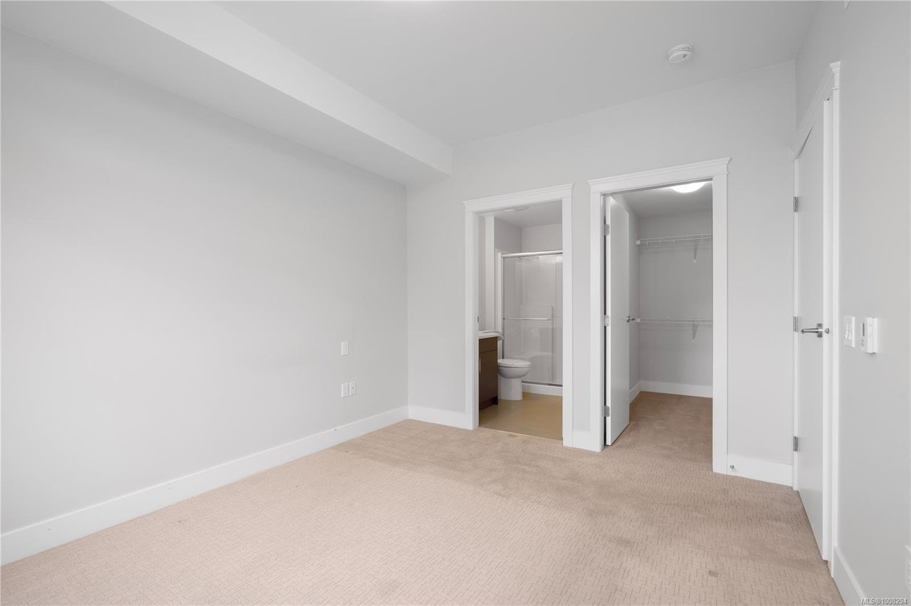 106-935 Cloverdale Ave, Saanich