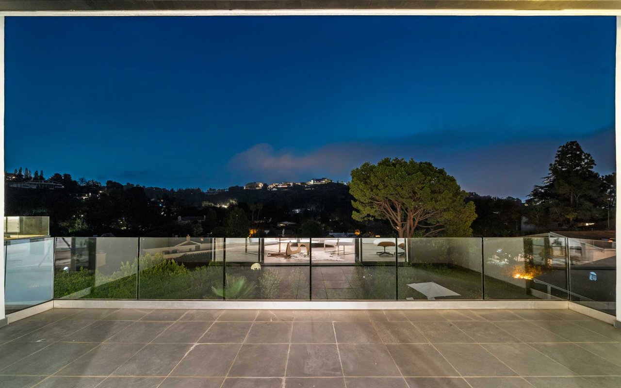 Travis Modern Mansion - Brentwood