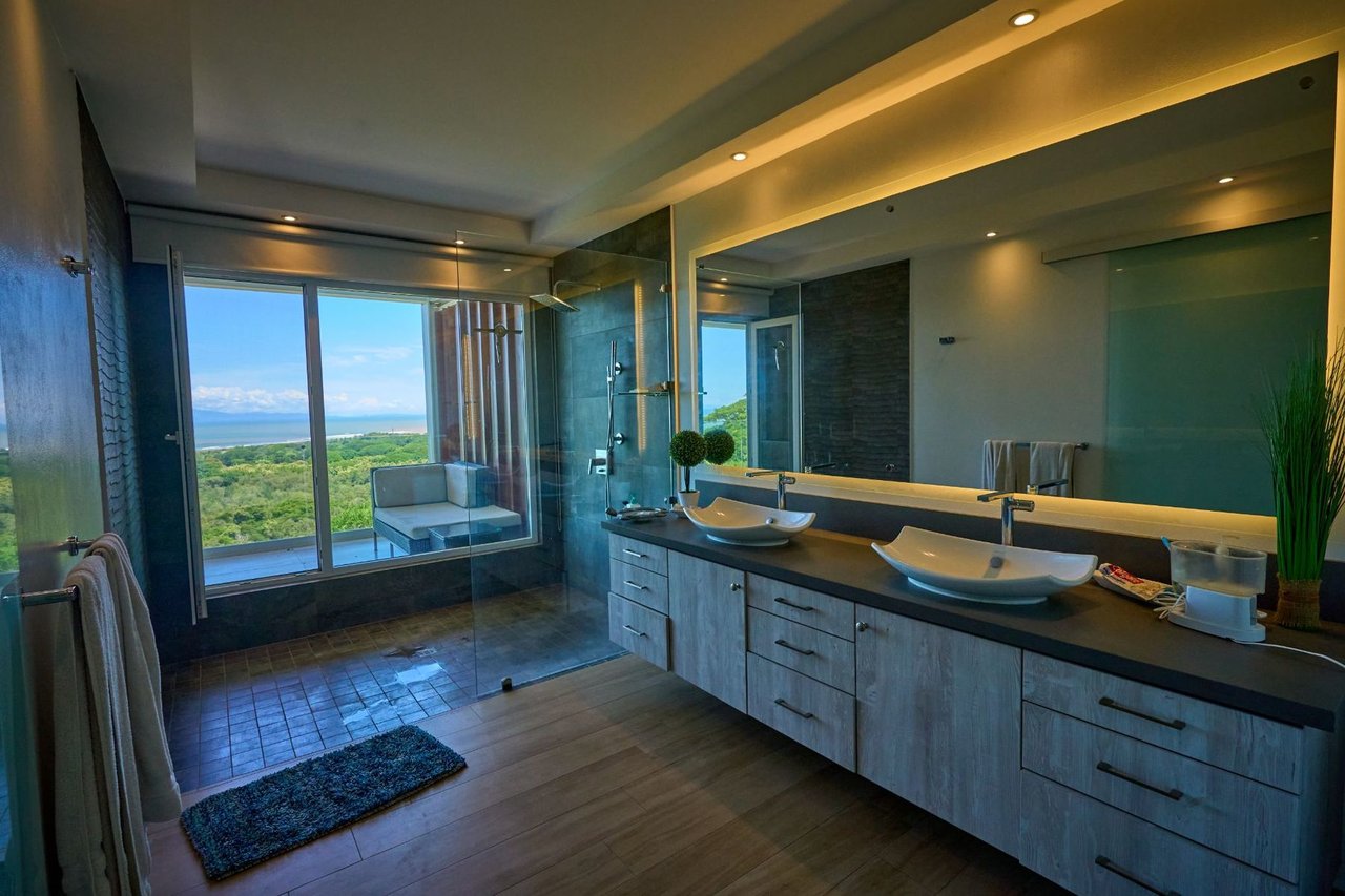 Hilltop Luxury Heliport Estate, Jaco, Puntarenas