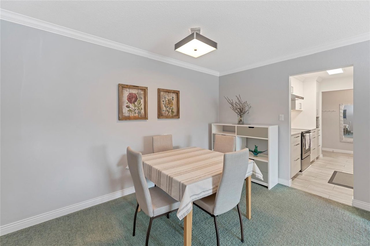 204-848 Esquimalt Rd