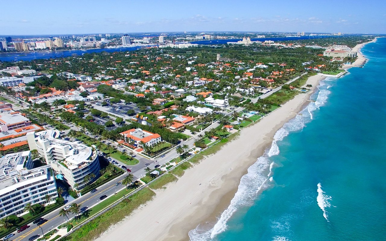 Palm Beach coastline, with homes between the Atlantic beach and inland waterways.