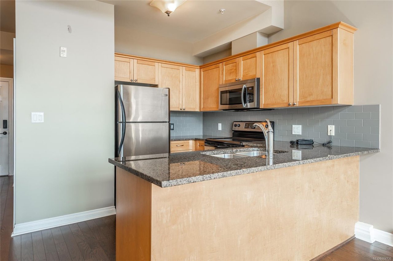 411-866 Goldstream Ave