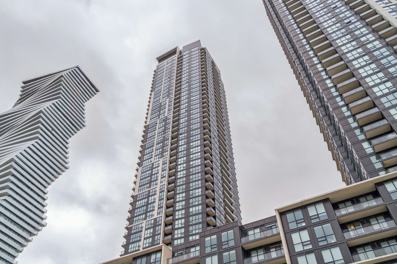 Bright & Spacious Condo In The Heart Of Downtown Mississauga