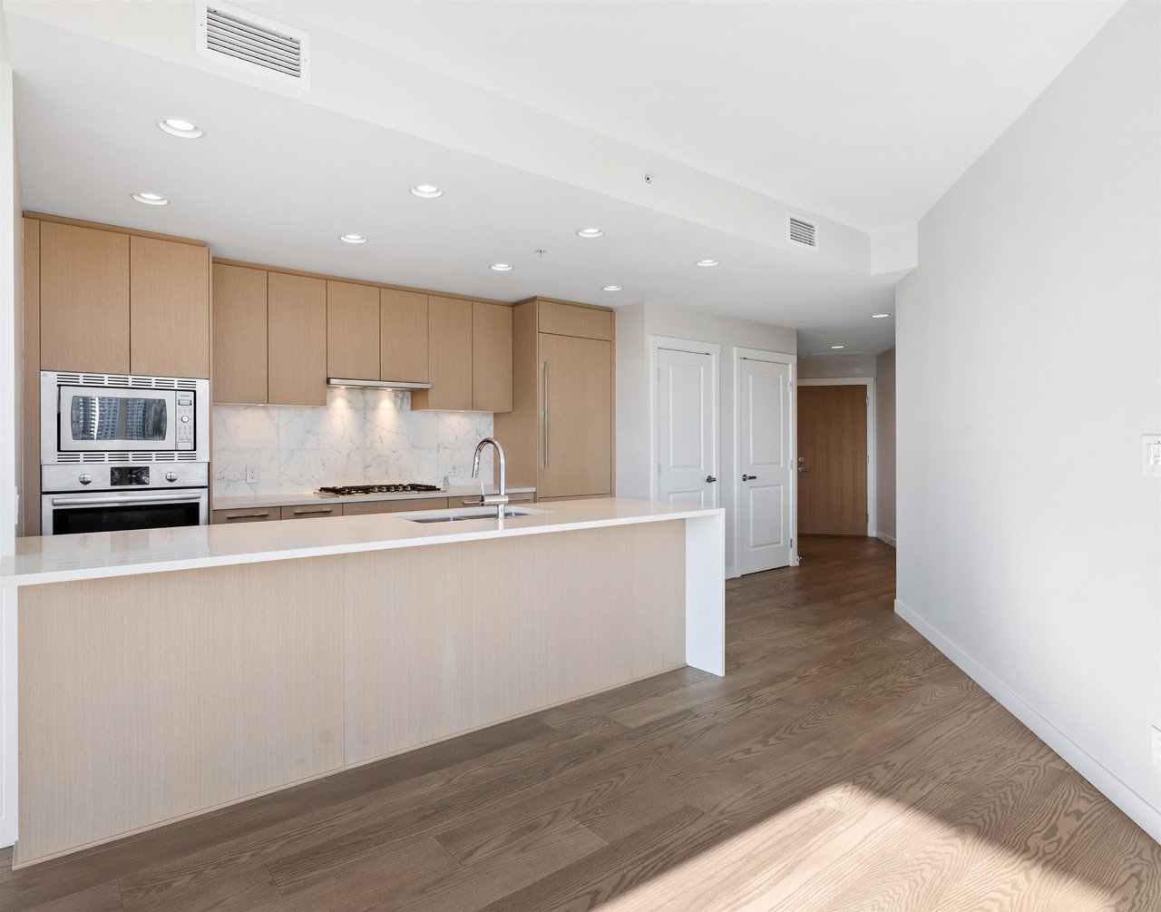 1106-3533 Ross Dr