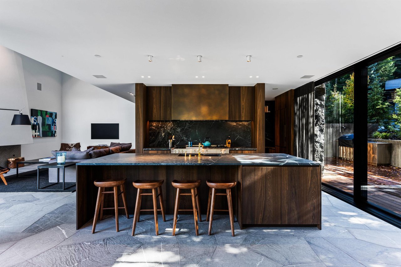 3296 Archibald Wy