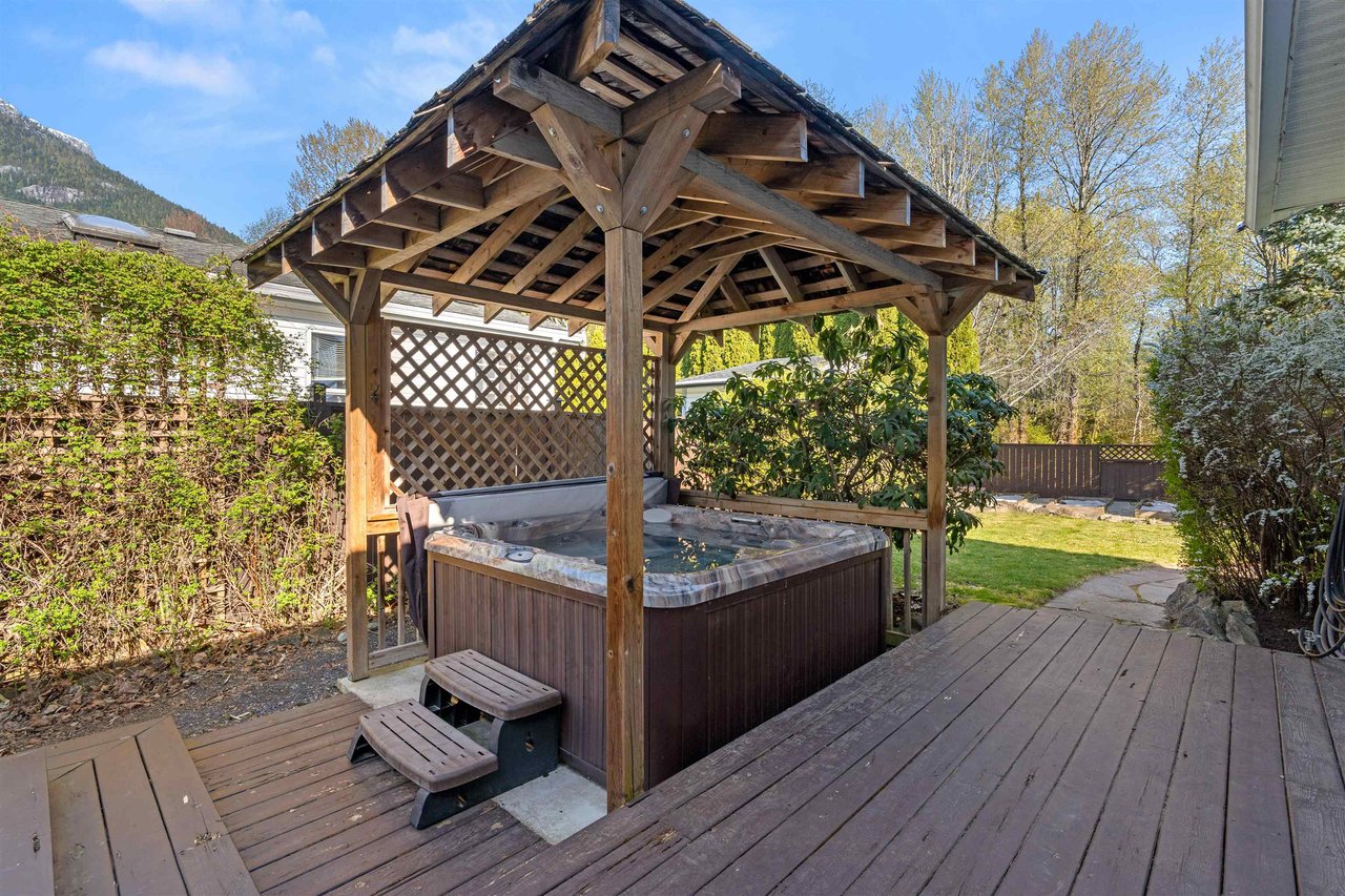 1050 Edgewater Cres