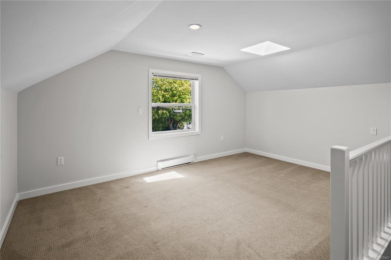 1054 Hillside Ave