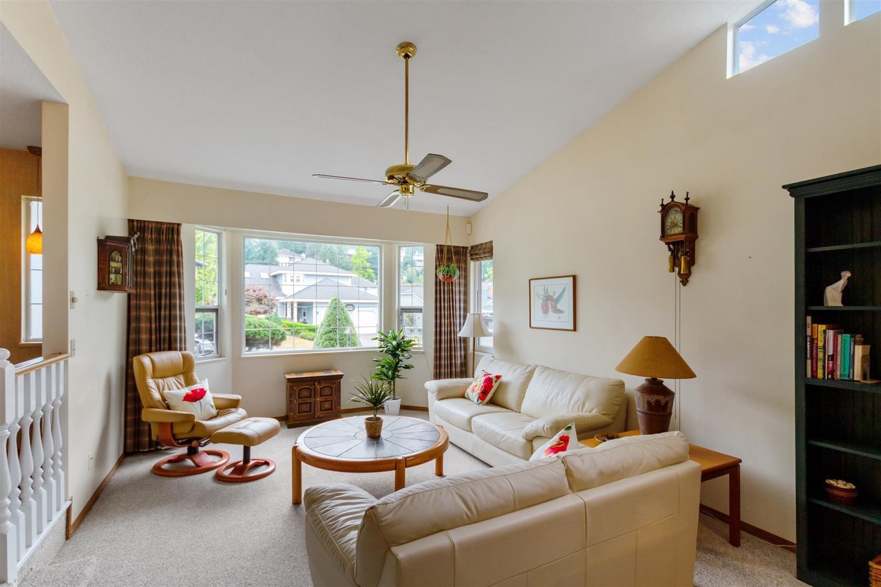 15 Ravine Dr