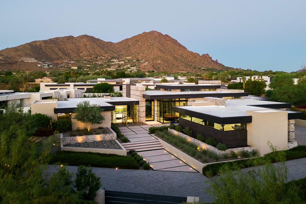 Luxury home in Cameldale Estates in Paradise Valley, AZ