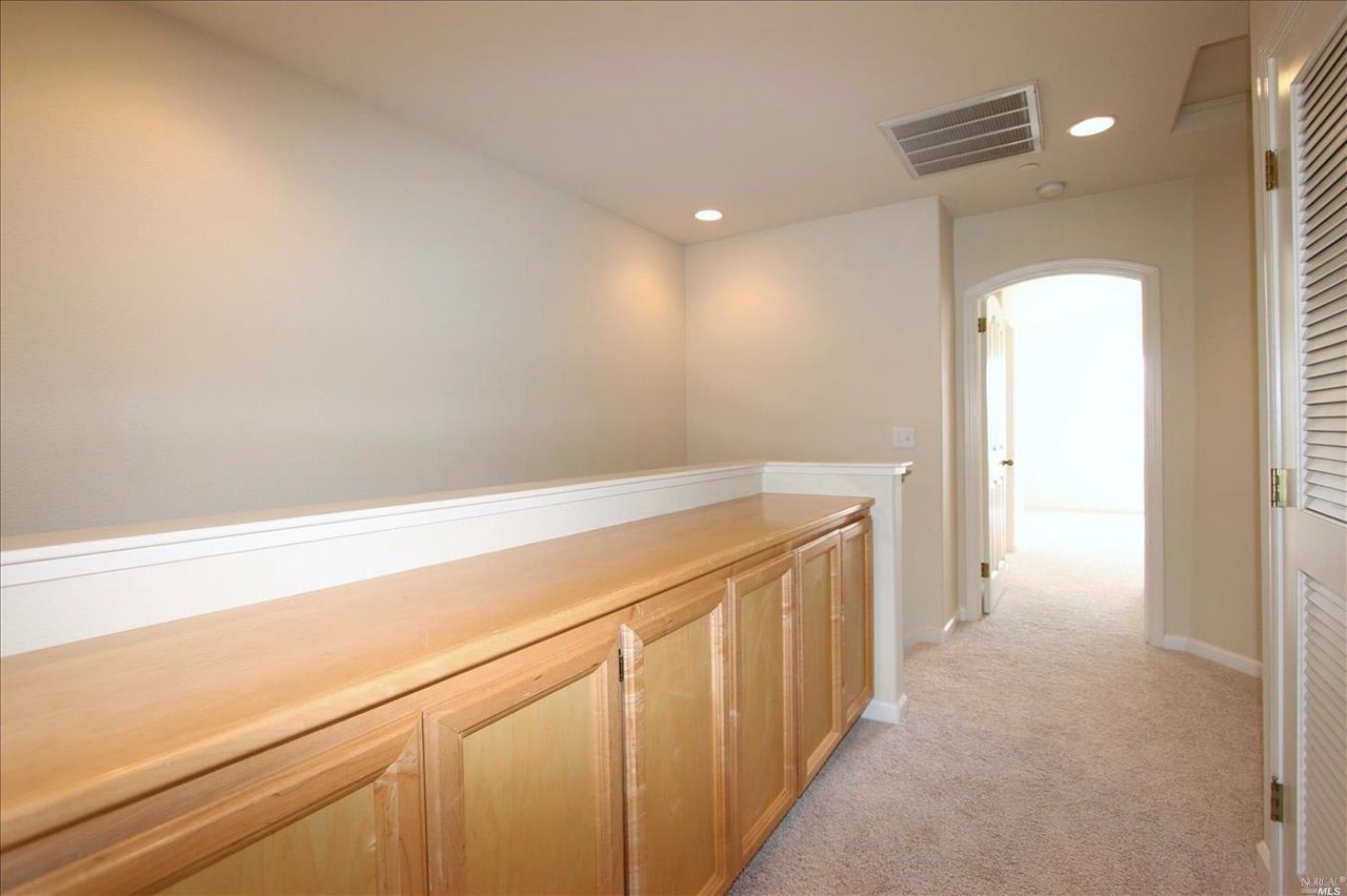 2525 Edgewater Dr